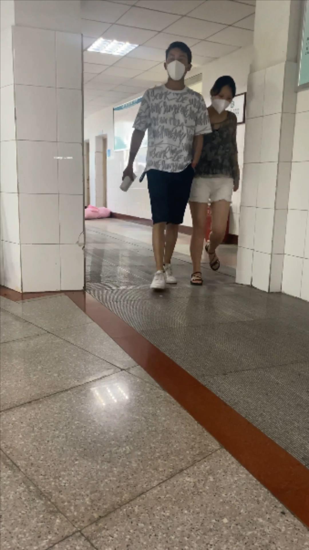 【廁拍精品】醫院廁拍醫生護士！史詩級貼逼拍攝,超級震撼 第一季 第二季 稀缺值得收藏.jpg